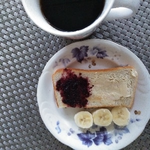 プラムジャム＆バター食パンとバナナとコーヒーの朝食